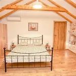 Vila Heritage House Vrime - Stone House With Heated Pool