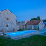 Vila Heritage House Vrime - Stone House With Heated Pool *
