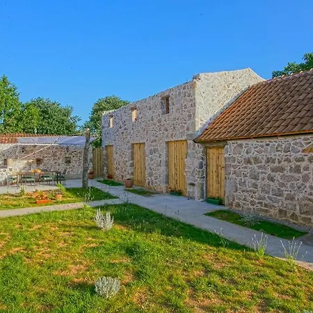 Willa Heritage House Vrime - Stone House With Heated Pool