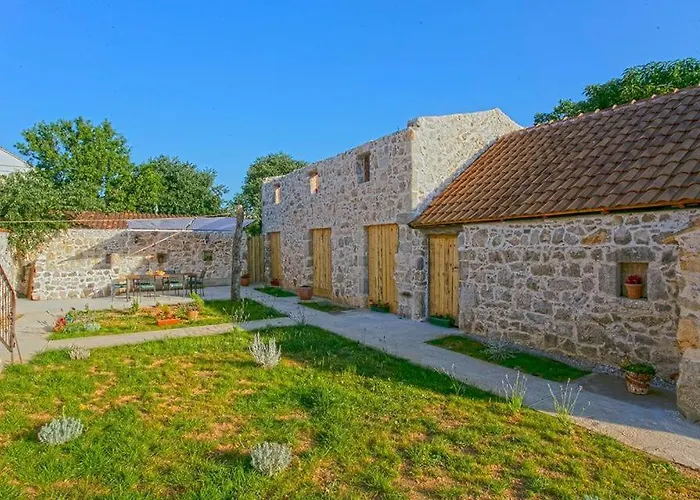 Villa Heritage House Vrime - Stone House With Heated Pool